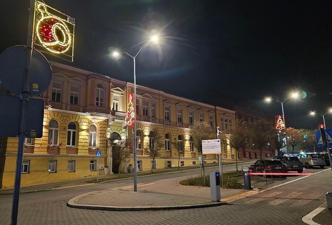 Postawili na mikołajki i bombki. Nowy wystrój Gryfina Postawili na mikołajki i bombki. Nowy wystrój Gryfina