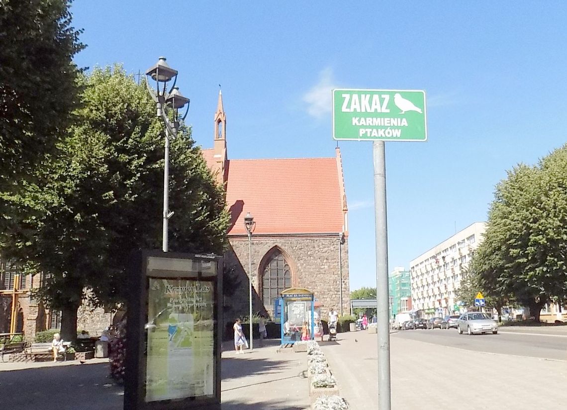 Postawili tabliczkę z zakazem. To pomysł na czystszy plac. Postawili tabliczkę z zakazem. To pomysł na czystszy plac.