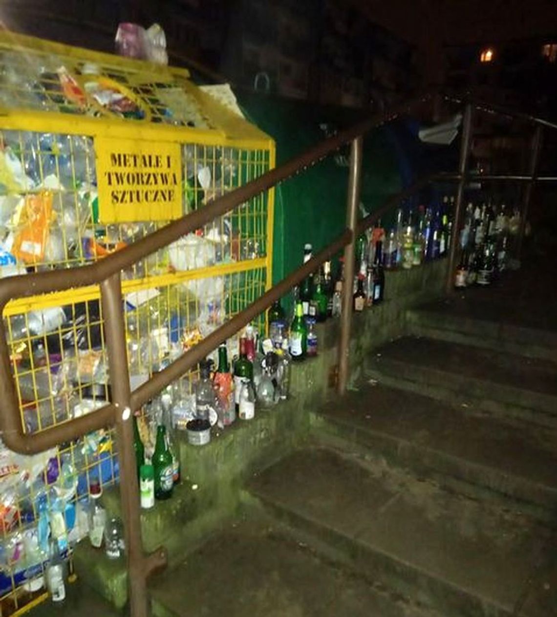 Posylwestrowa "wystawa" kolejny dzień czeka na uprzątnięcie Posylwestrowa "wystawa" kolejny dzień czeka na uprzątnięcie