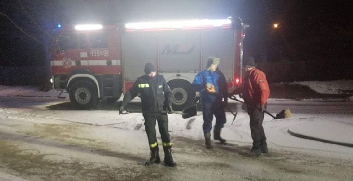 Posypywali oblodzone drogi i chodniki, odśnieżali gminne trasy [ZDJĘCIA]