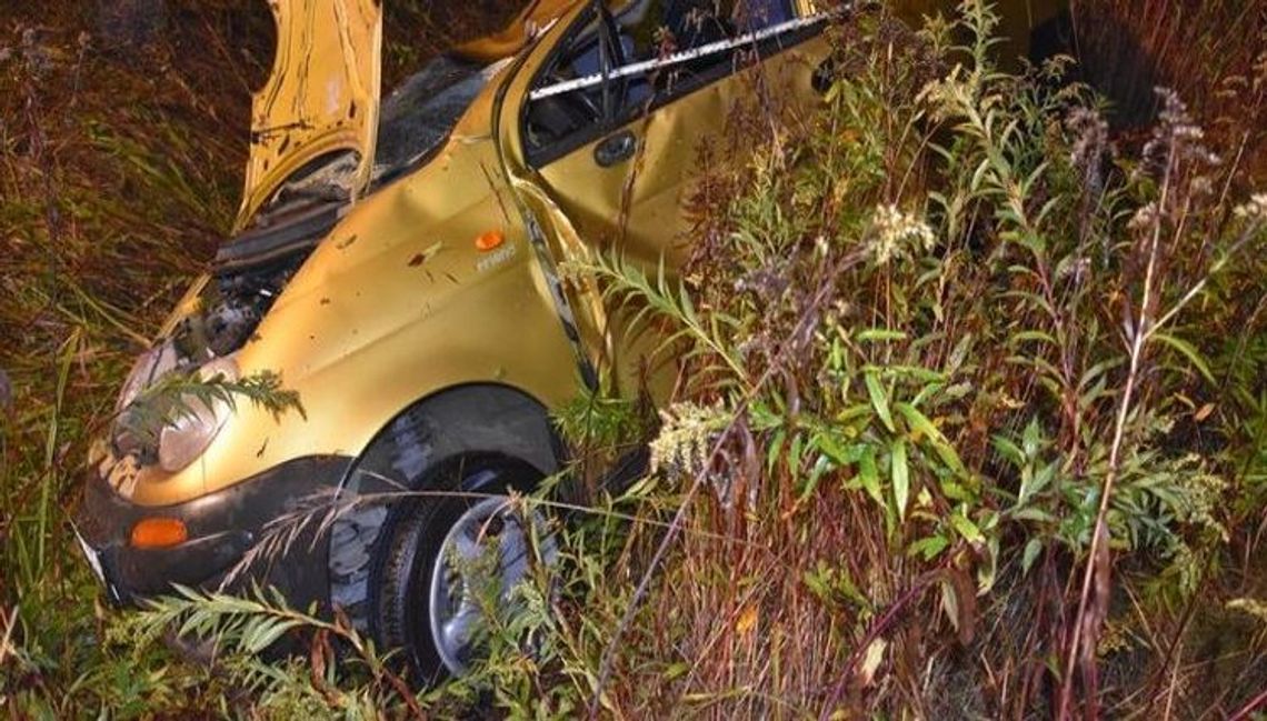 Poszukiwany uciekał matizem przed policją. Pijany wpadł do rowu Poszukiwany uciekał matizem przed policją. Pijany wpadł do rowu