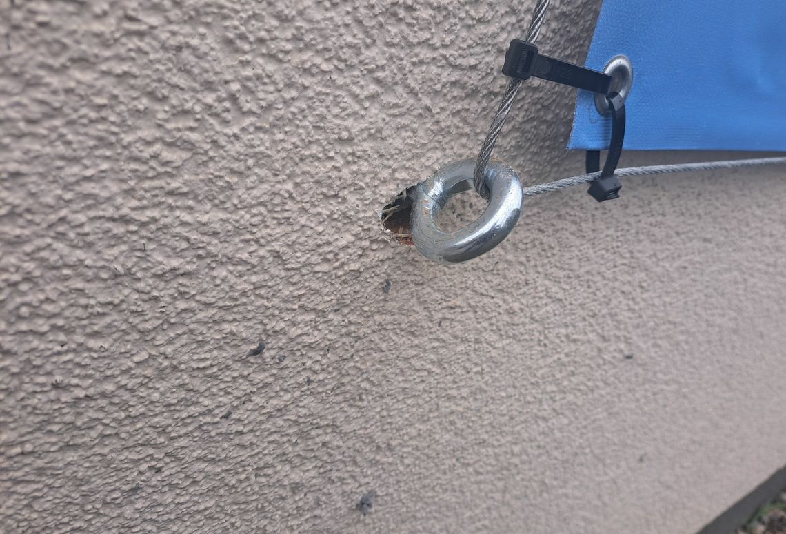 Potężne śruby politycznego baneru niszczą elewację Potężne śruby politycznego baneru niszczą elewację