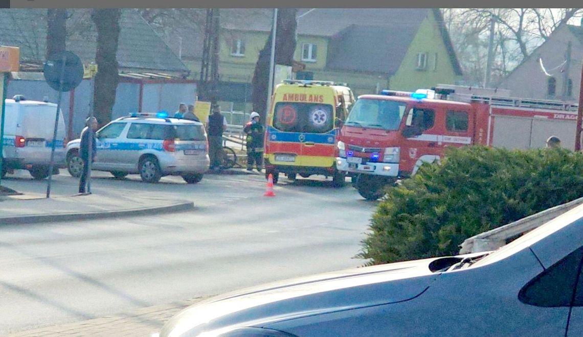 Potrącenie rowerzysty na skrzyżowaniu. Służby w pełnej gotowości