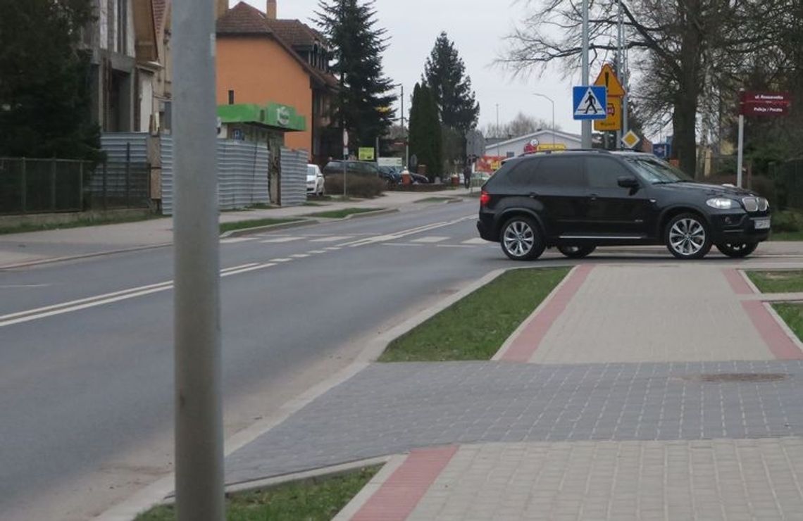 Potrącił piesze przed komisariatem policji Potrącił piesze przed komisariatem policji