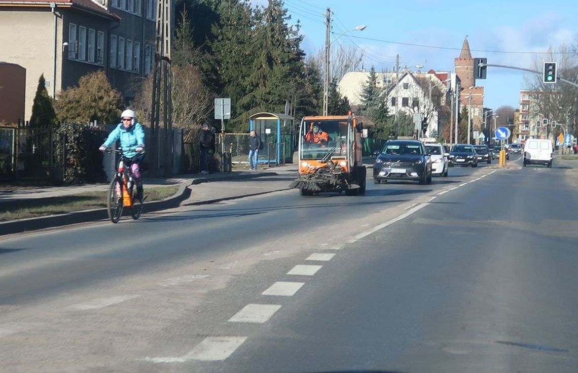 Potrącił rowerzystę i uciekł. Zgubił tablicę i teraz szuka go policja