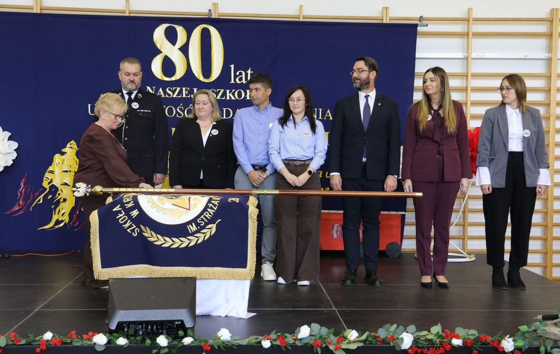 Potrójny ceremoniał podczas święta w Szkole Podstawowej w Krzywinie. Strażacy bohaterami Potrójny ceremoniał podczas święta w Szkole Podstawowej w Krzywinie. Strażacy bohaterami