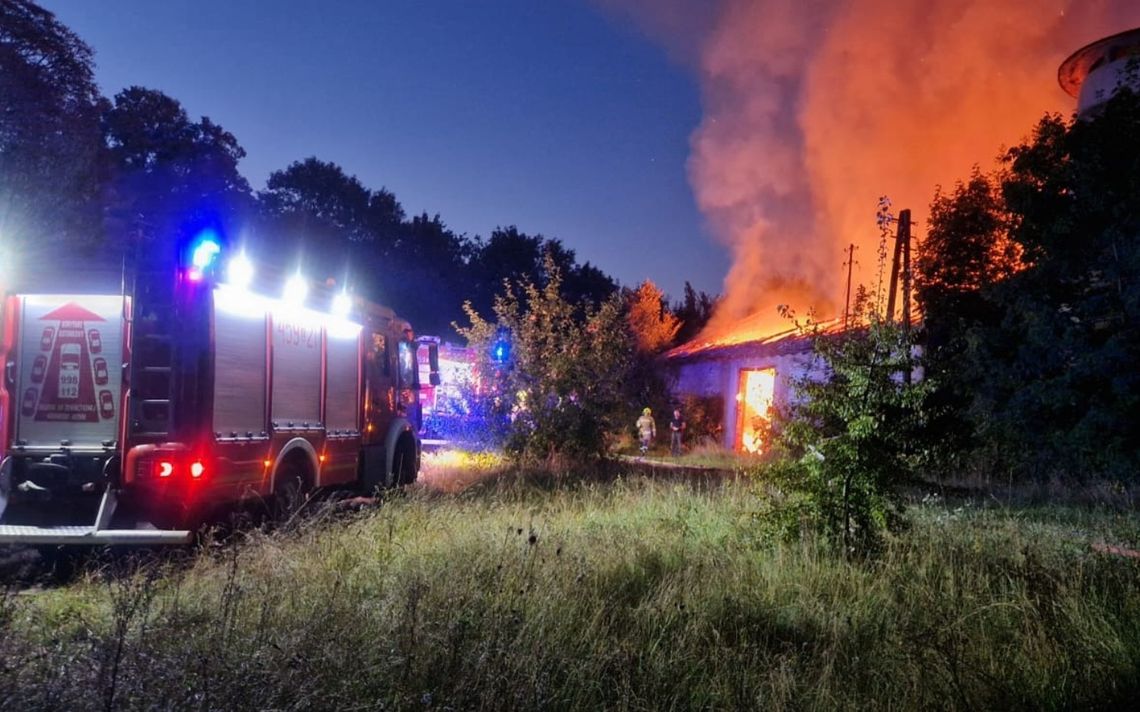 Spalił się budynek. Potrzebna pomoc pogorzelcom, opiekującym się końmi