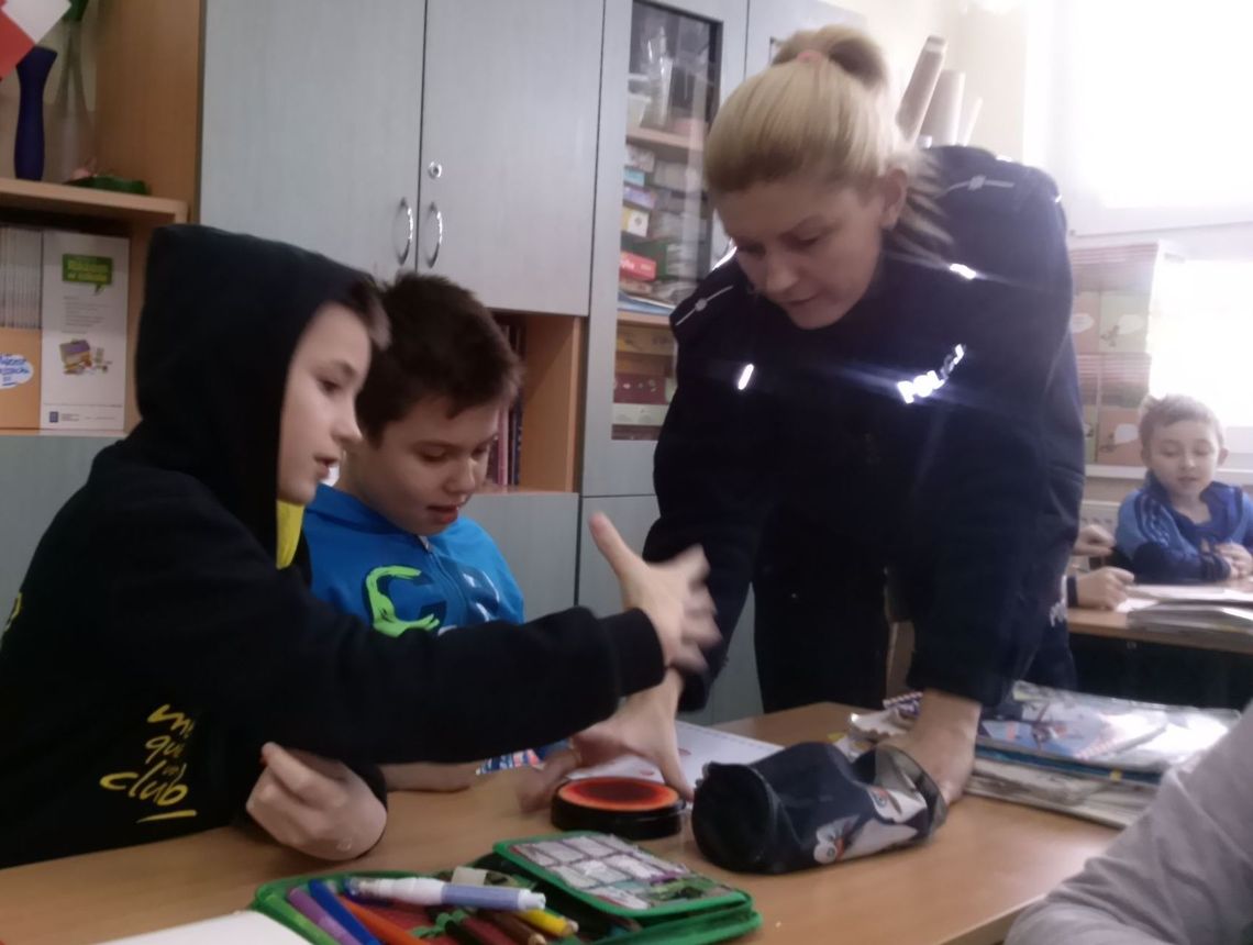 Potwierdzali znajomość odciskiem kciuka Potwierdzali znajomość odciskiem kciuka