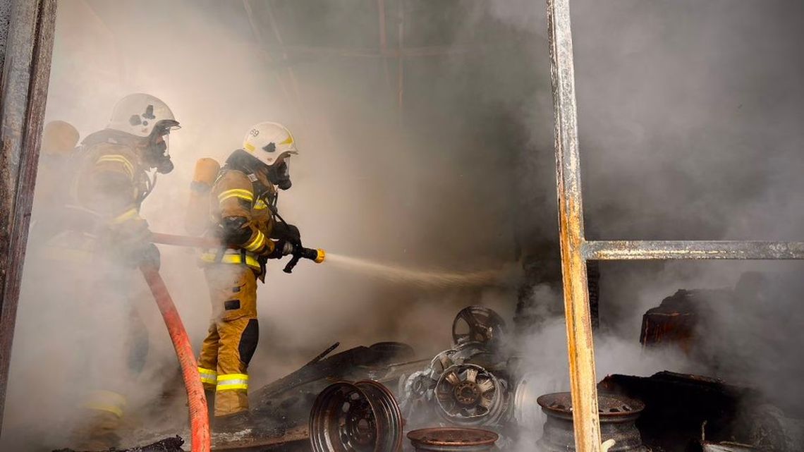 Poważny pożar w powiecie: Płonął warsztat samochodowy, a czarny dym spowił okolicę Poważny pożar w powiecie: Płonął warsztat samochodowy, a czarny dym spowił okolicę