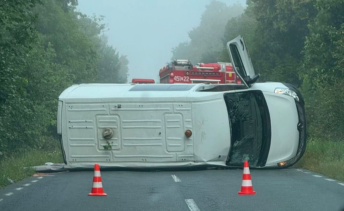 Poważny wypadek na DW 121 w gminie Gryfino. Kierowca przysnął i uderzył w busa Poważny wypadek na DW 121 w gminie Gryfino. Kierowca przysnął i uderzył w busa