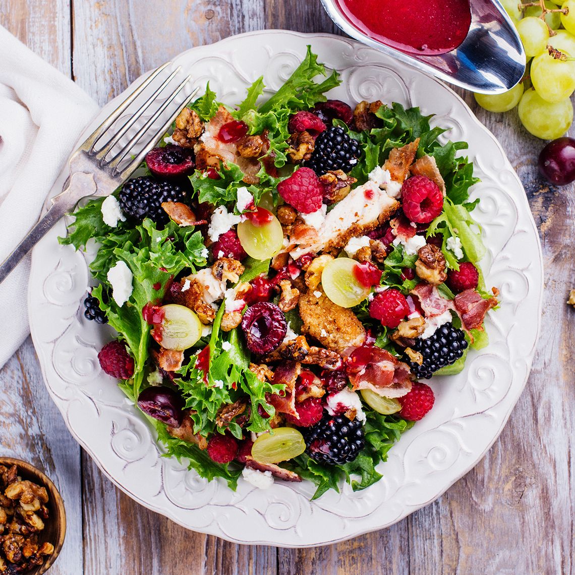 Powiew lata na talerzu. Sezonowa sałatka z kurczakiem, malinami i jeżynami - przepis kulinarny Powiew lata na talerzu. Sezonowa sałatka z kurczakiem, malinami i jeżynami - przepis kulinarny