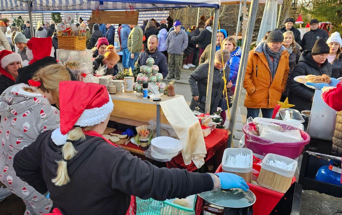 Powrót do korzeni na pochyłym rynku. Jarmark połączył średniowieczną tradycję ze świąteczną magią Powrót do korzeni na pochyłym rynku. Jarmark połączył średniowieczną tradycję ze świąteczną magią