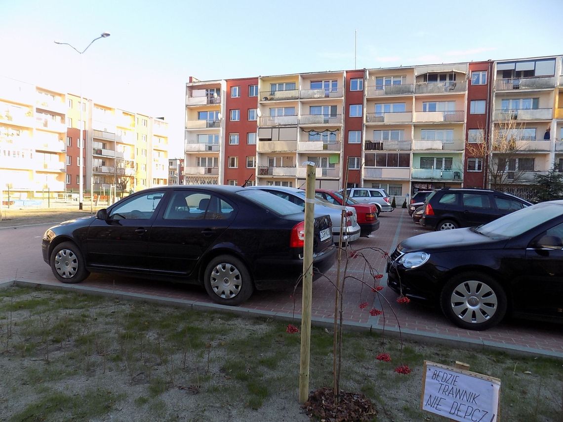 Powstał nowy parking i plac zabaw Powstał nowy parking i plac zabaw