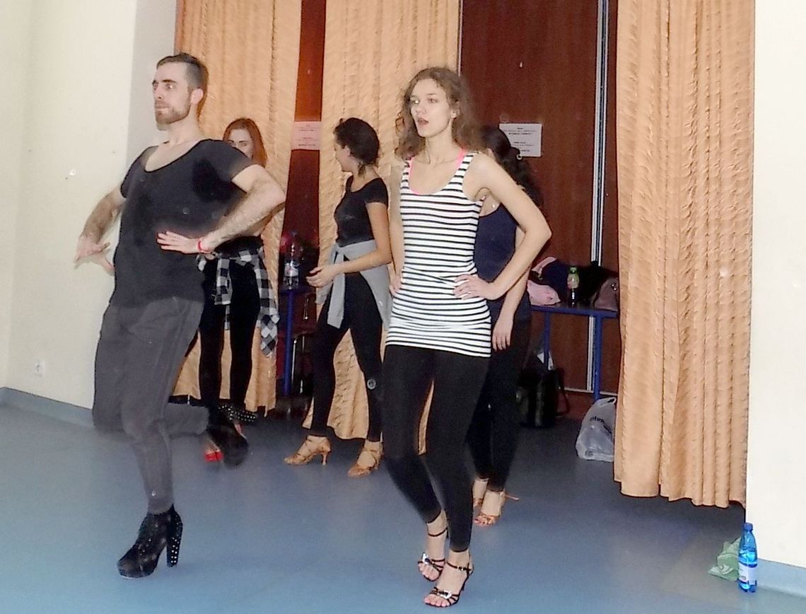 Powtarzają za nim każdy krok