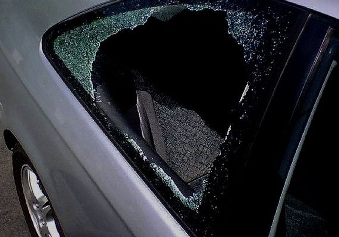 Powybijał szyby i skakał po samochodzie Powybijał szyby i skakał po samochodzie