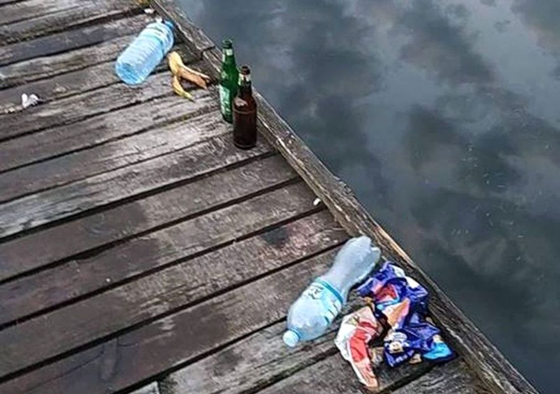 Powyrywane deski i śmieci – to efekt pobytu pewnej grupki nad jeziorem