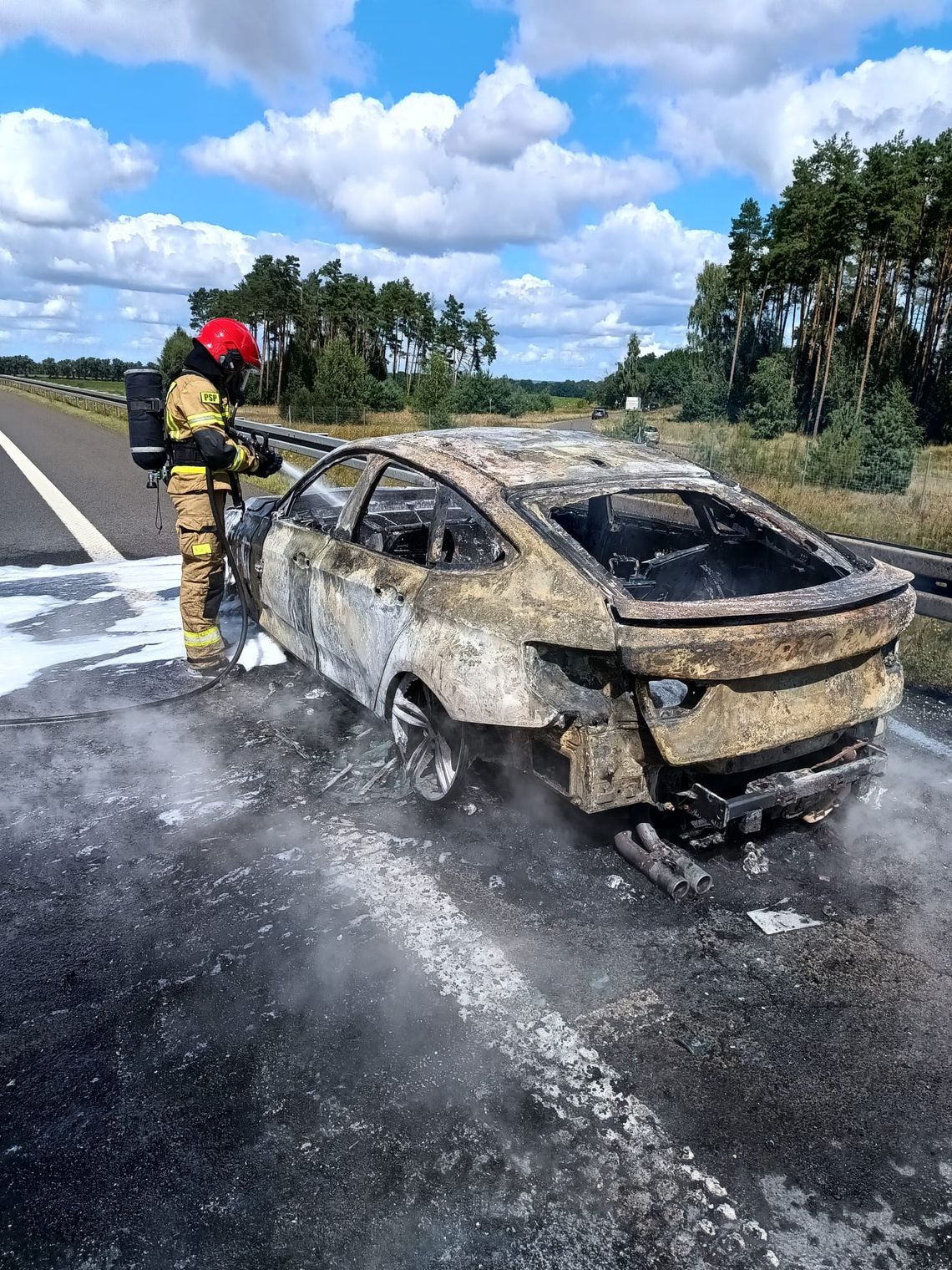 Pożar BMW. Samochód spłonął doszczętnie [ZDJĘCIA]