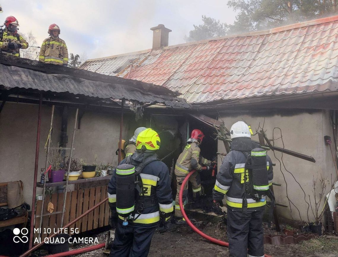 Pożar budynku mieszkalno-gospodarczego gasiło 8 zastępów straży [FOTO]