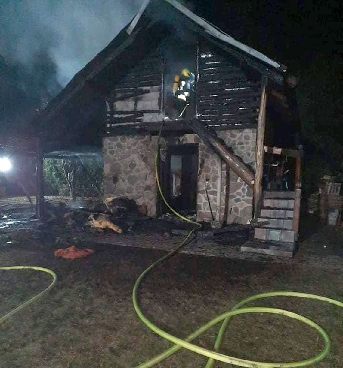 Pożar domku gasiło w nocy pięć zastępów straży