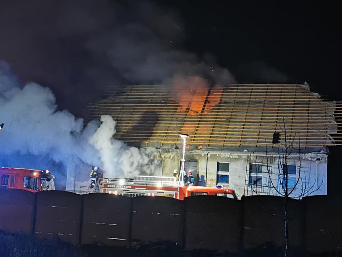 Pożar domu. Jedna osoba w szpitalu. Sprawą zajęła się policja Pożar domu. Jedna osoba w szpitalu. Sprawą zajęła się policja