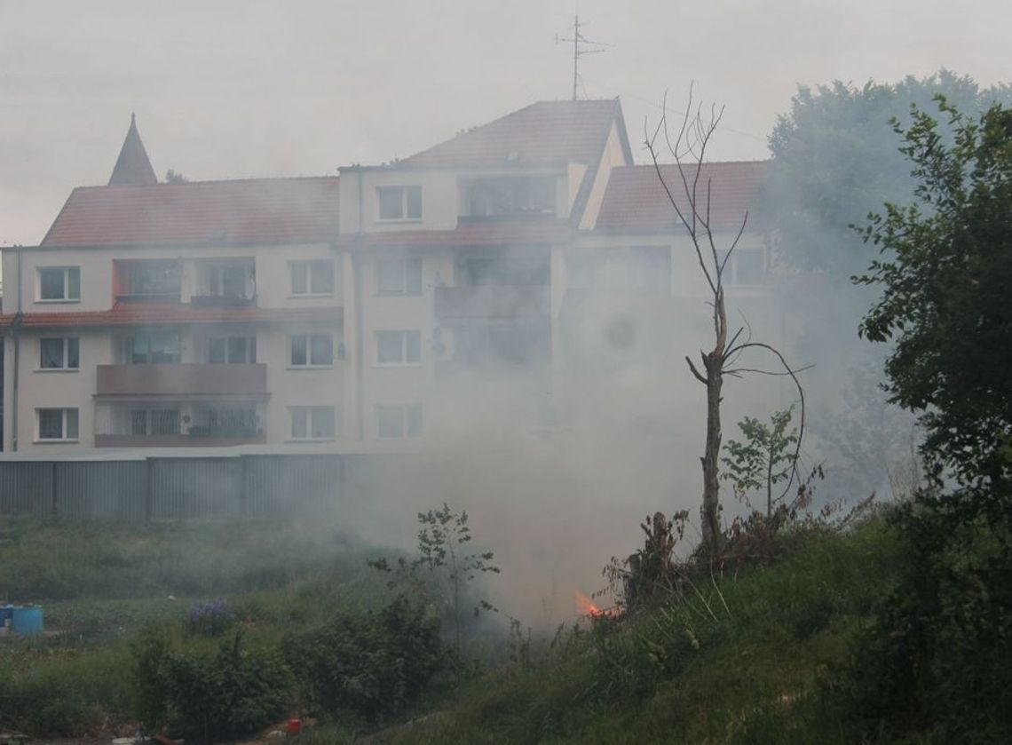 Pożar nad ranem. Miasto zasnute dymem