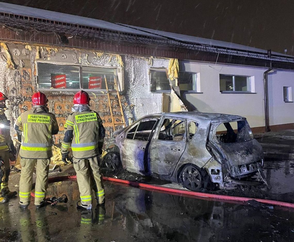 Pożar przed Dino. Samochód spłonął doszczętnie, ogień zajął elewację