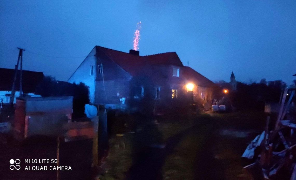 Pożar przewodu kominowego wybuchł po południu [FOTO]