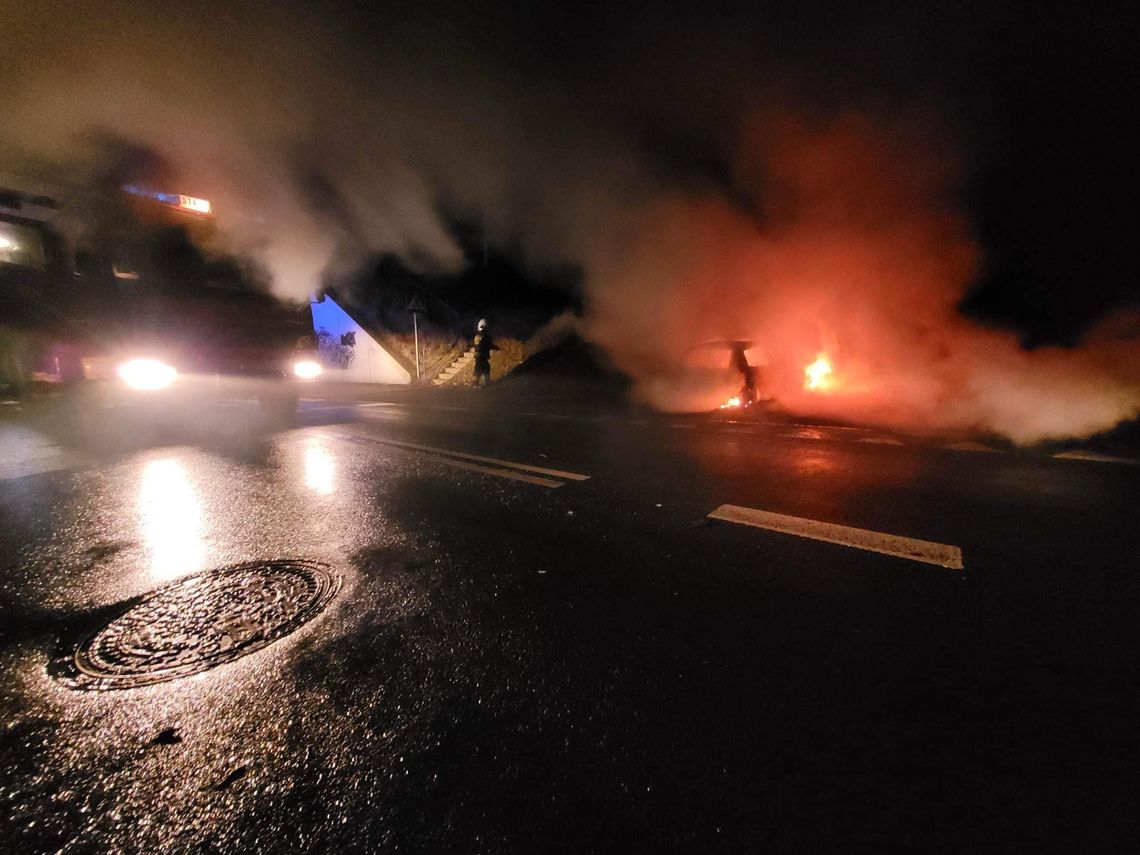 Pożar samochodu. Interweniowali strażacy i policja