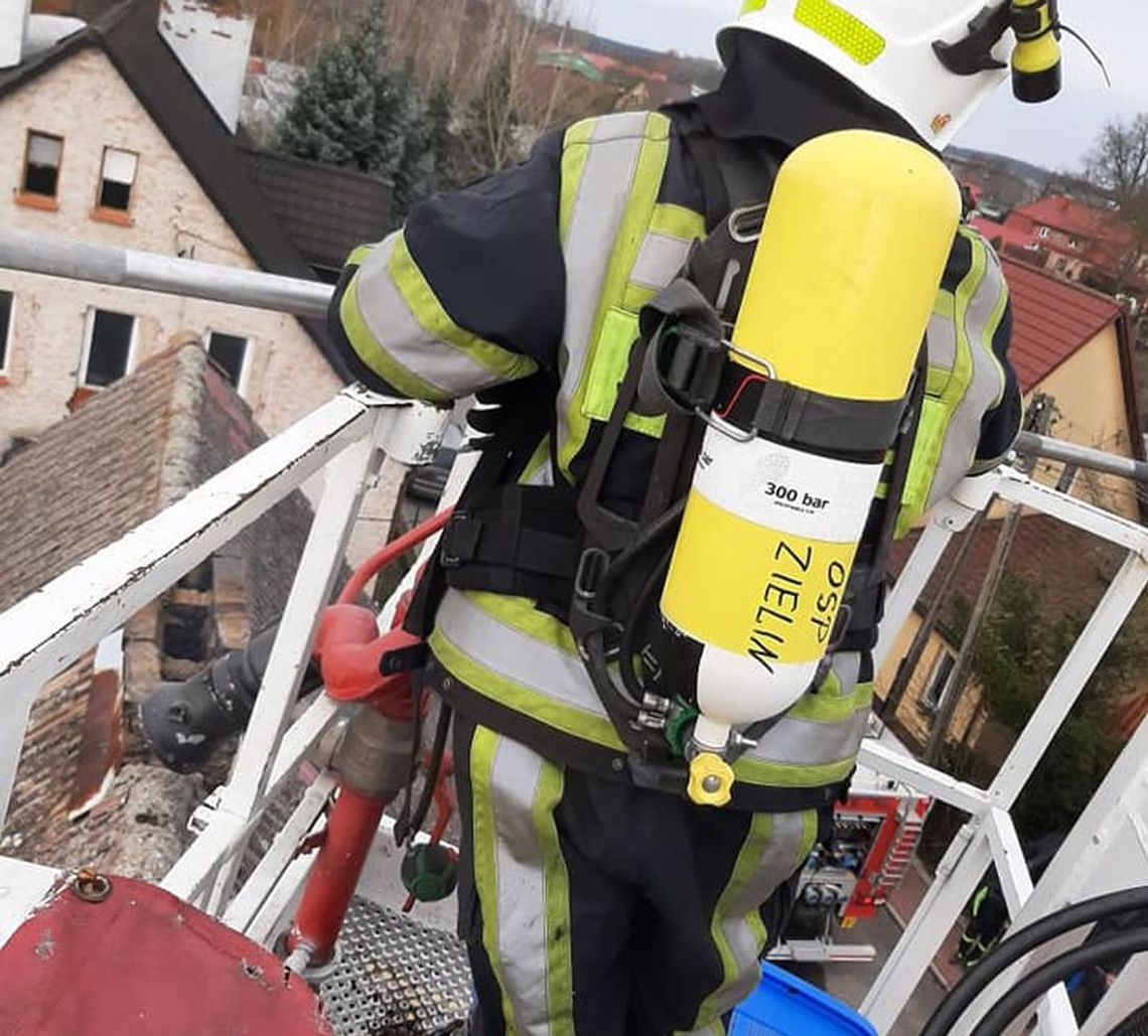 Pożar w budynku mieszkalnym gasiło siedem zastępów straży