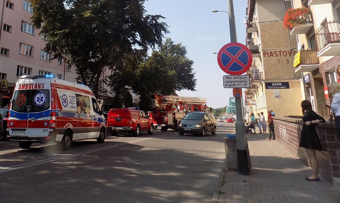 Pożar w jednej kuchni utrudnił życie w bloku i sparaliżował ruch na ulicy Pożar w jednej kuchni utrudnił życie w bloku i sparaliżował ruch na ulicy