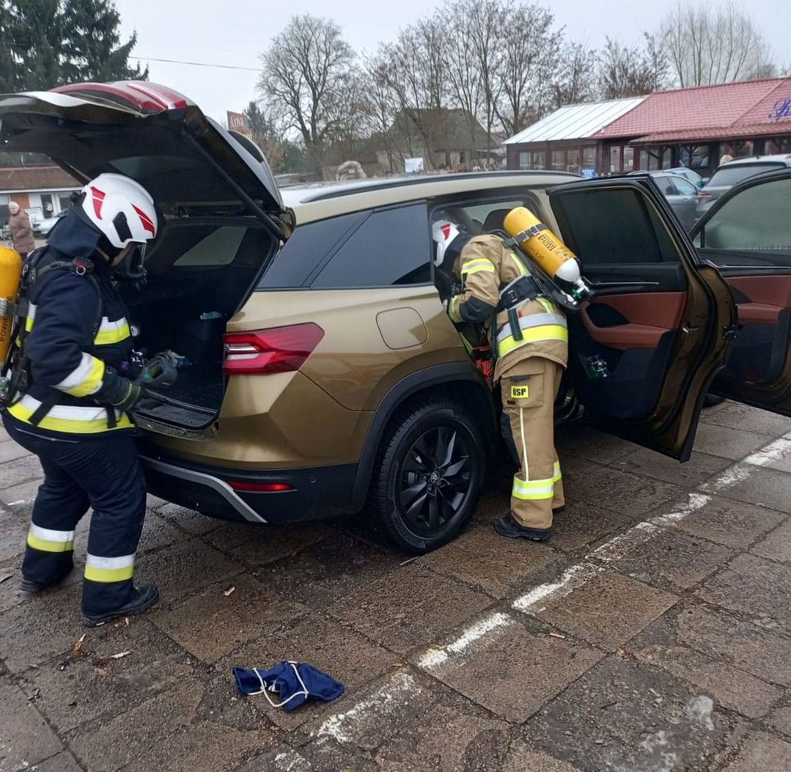 Pożar wewnątrz samochodu. Strażacy wezwani do akcji