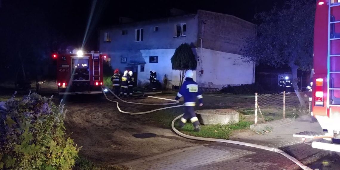 Pożar wielorodzinnego domu gasiło kilka zastępów strażaków [ZDJĘCIA]
