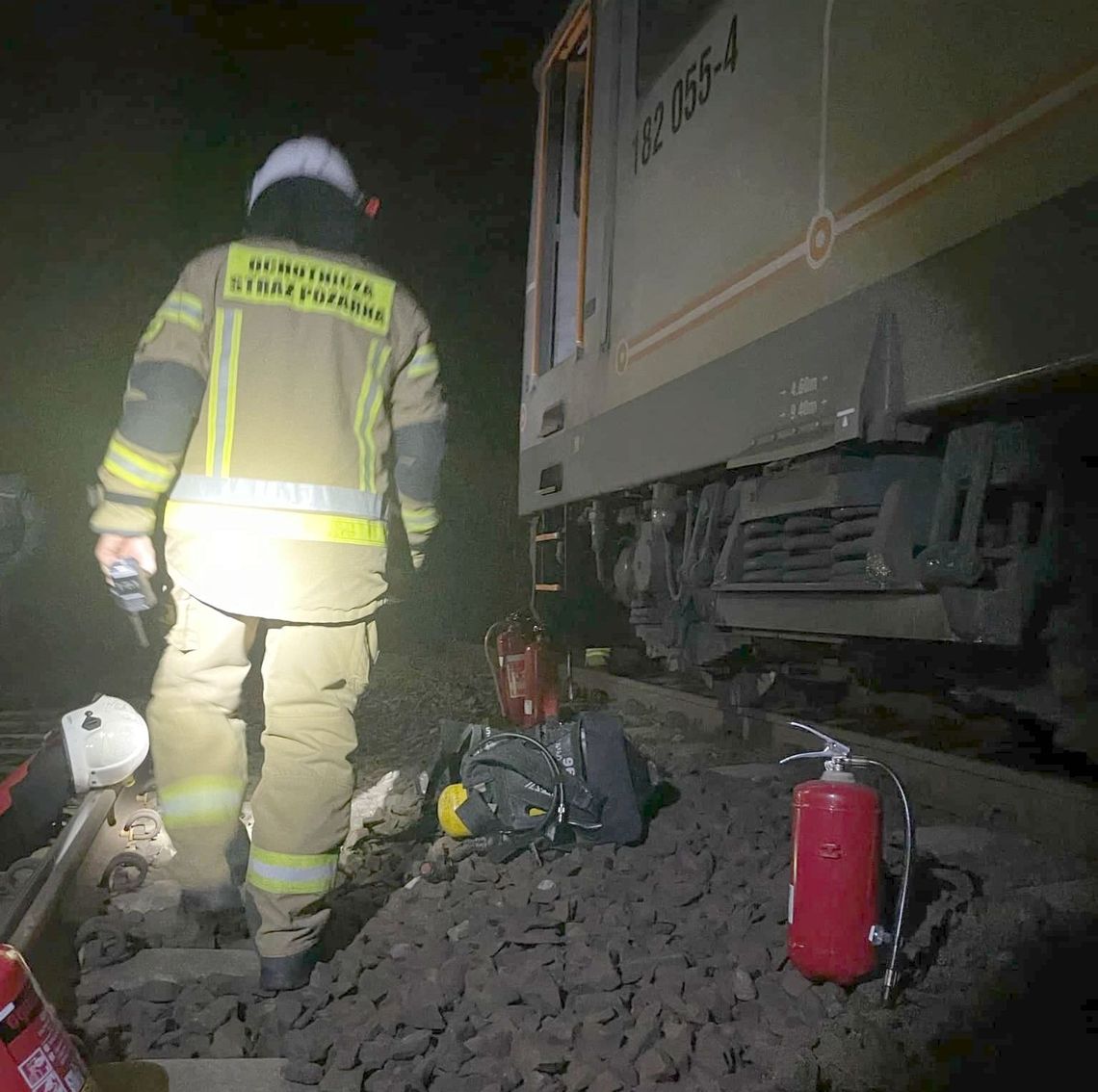 Pożar wybuchł w kabinie lokomotywy. Akcja straży pożarnej [ZDJĘCIA]