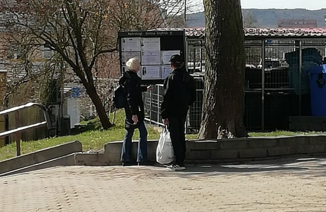 Pożegnanie to jedyny most, przez który musimy przejść samotnie, choć po obu stronach stoją tłumy