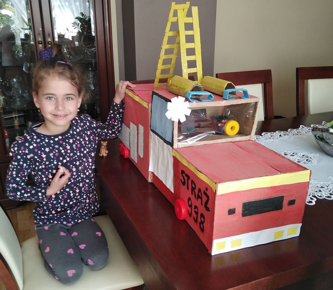 Poznawali pracę strażaków i tworzyli... deszcz w słoiku