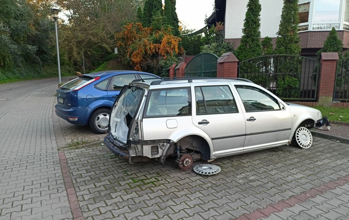 Pozostawiony na pastwę losu. Kiedy służby zajmą się wrakiem? Pozostawiony na pastwę losu. Kiedy służby zajmą się wrakiem?
