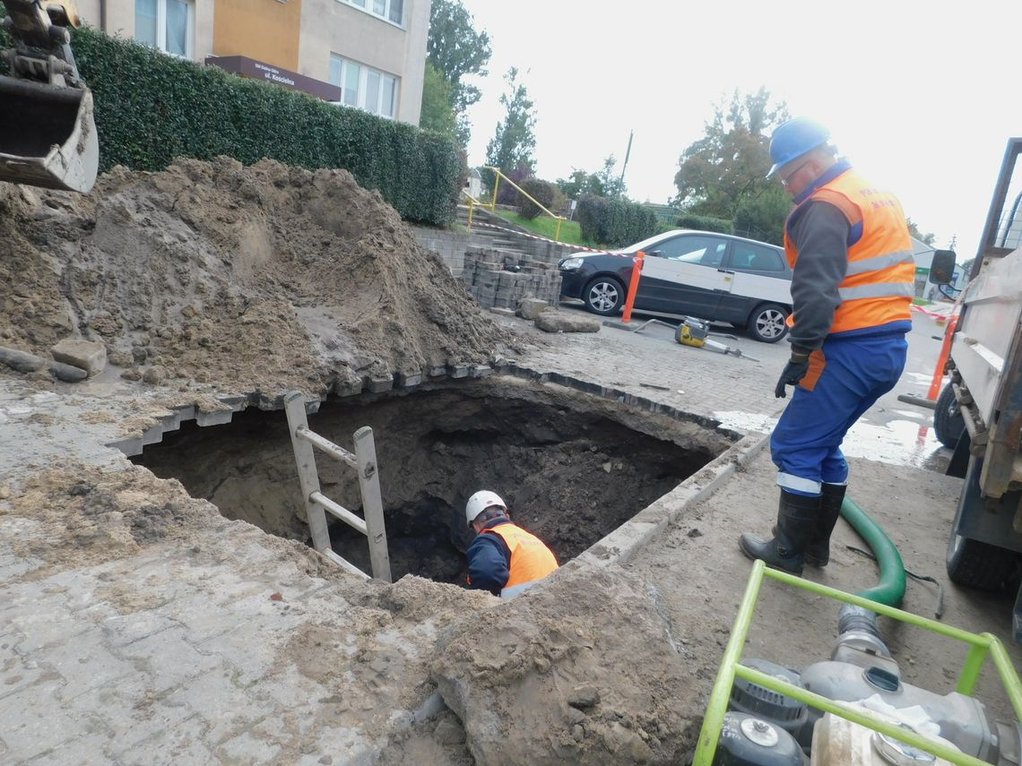 Pracownicy PUK usuwają awarię wodociągu [ZDJĘCIA]