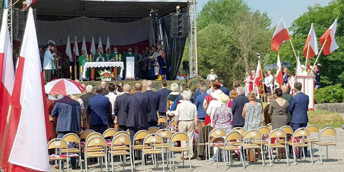 Premier i minister obrony narodowej uczestniczą w mszy św. polowej pod Górą Czcibora