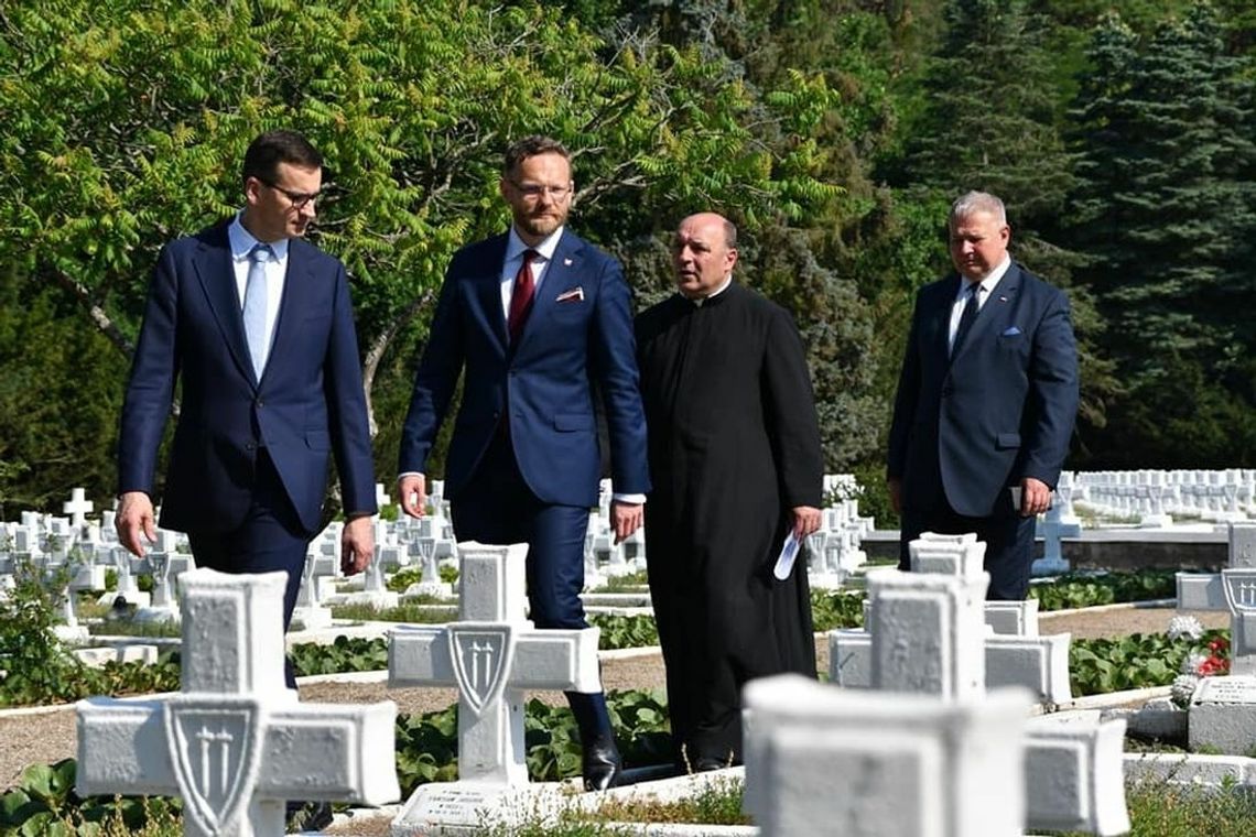 Premier najpierw odwiedził cmentarz wojenny Premier najpierw odwiedził cmentarz wojenny