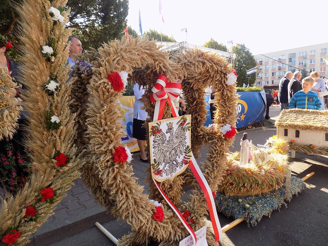 Prezentacja wieńców dożynkowych podczas archidiecezjalnych dożynek w Gryfinie [FOTO]