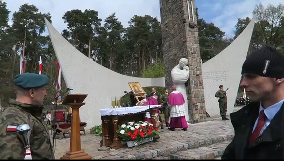 Prezydent Andrzej Duda ratuje obraz Matki Boskiej Królowej Pokoju [film, zdjęcia]