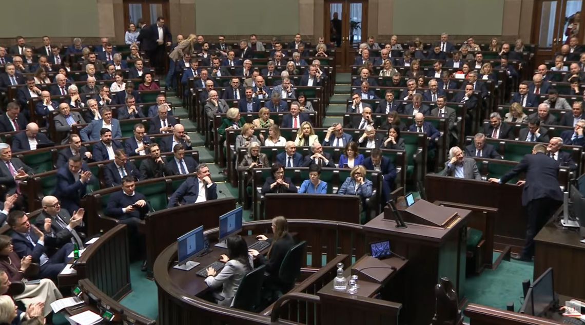 Projekt zbrojenia polskiej armii przyjęty po awanturze w Sejmie. PiS i Konfederacja przeciwko programowi SAFE