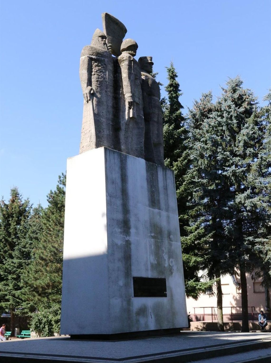 Propagandowe pomniki nadal stoją. Jeden zostanie usunięty