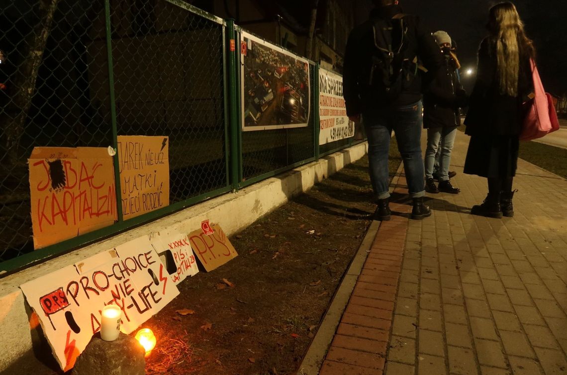 Protestowali przed biurem posła PiS po publikacji wyroku TK [WIDEO]