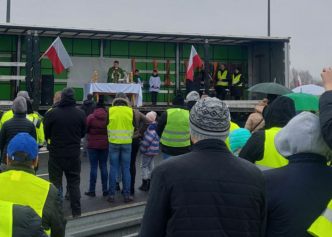 Protestujący rolnicy i ich rodziny wzięli udział we mszy św. na drodze S3 Protestujący rolnicy i ich rodziny wzięli udział we mszy św. na drodze S3
