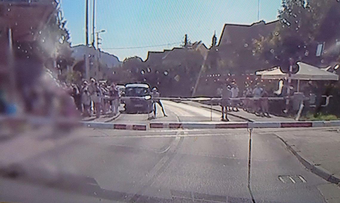 Przebiegli przez tory po zamknięciu szlabanu. Opiekunom dzieci grożą surowe konsekwencje