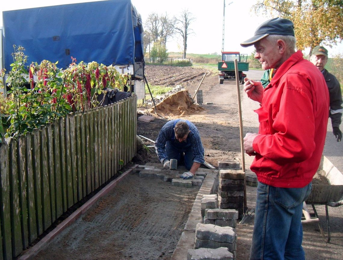 Przebudowują chodnik i pobocze