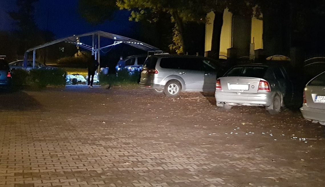 Przed bramą cmentarza kupisz kwiaty i znicze