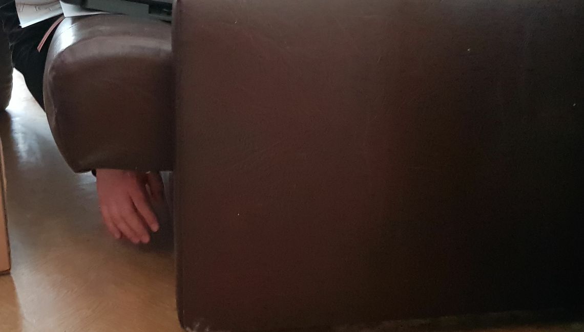 Przed policjantami schował się w kanapie Przed policjantami schował się w kanapie