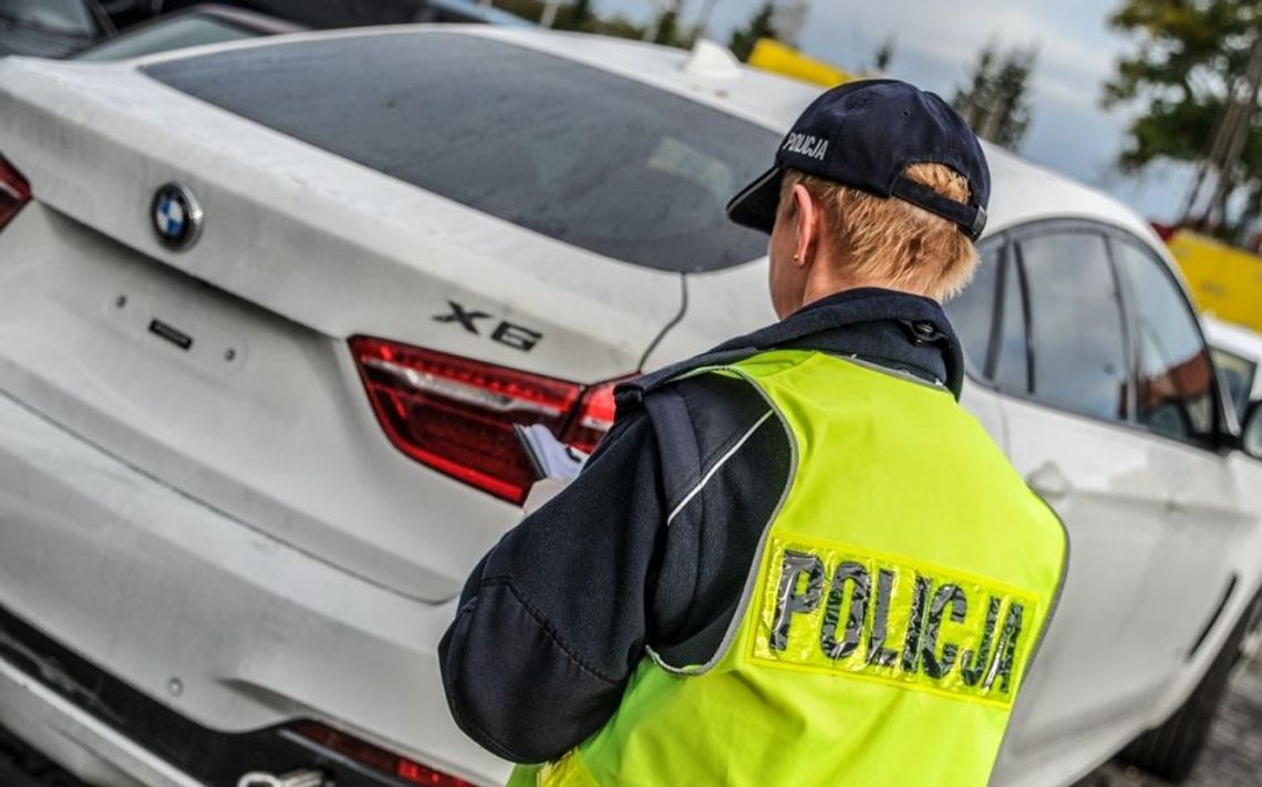 Przed policjantami wpadł BMW w niekontrolowany poślizg. Stracił prawo jazdy Przed policjantami wpadł BMW w niekontrolowany poślizg. Stracił prawo jazdy